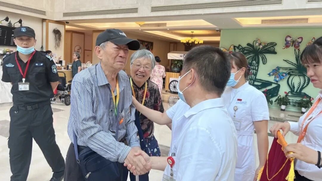 【生死30分钟】八旬医疗专家社区外晕厥！泰康之家的反应让所有人惊叹……