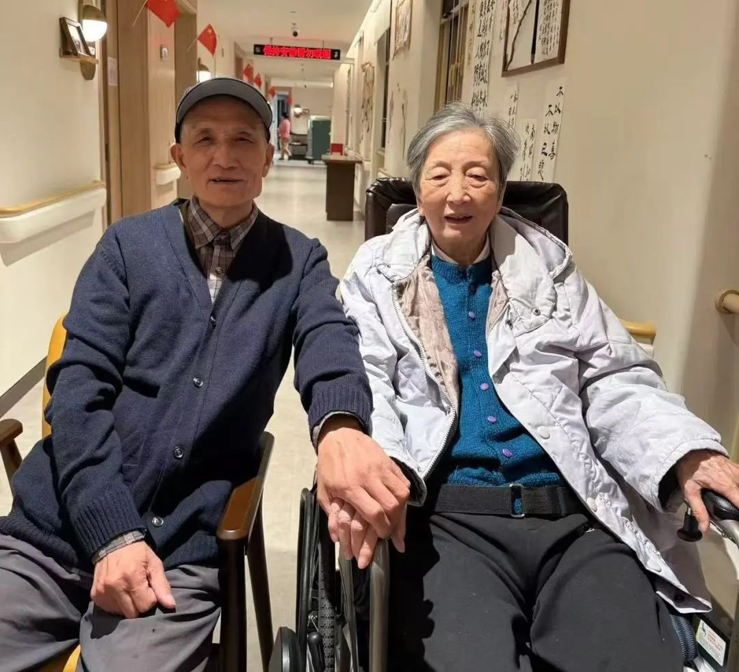 84岁爷爷照护痴呆老伴十年，陪伴是最长情的告白
